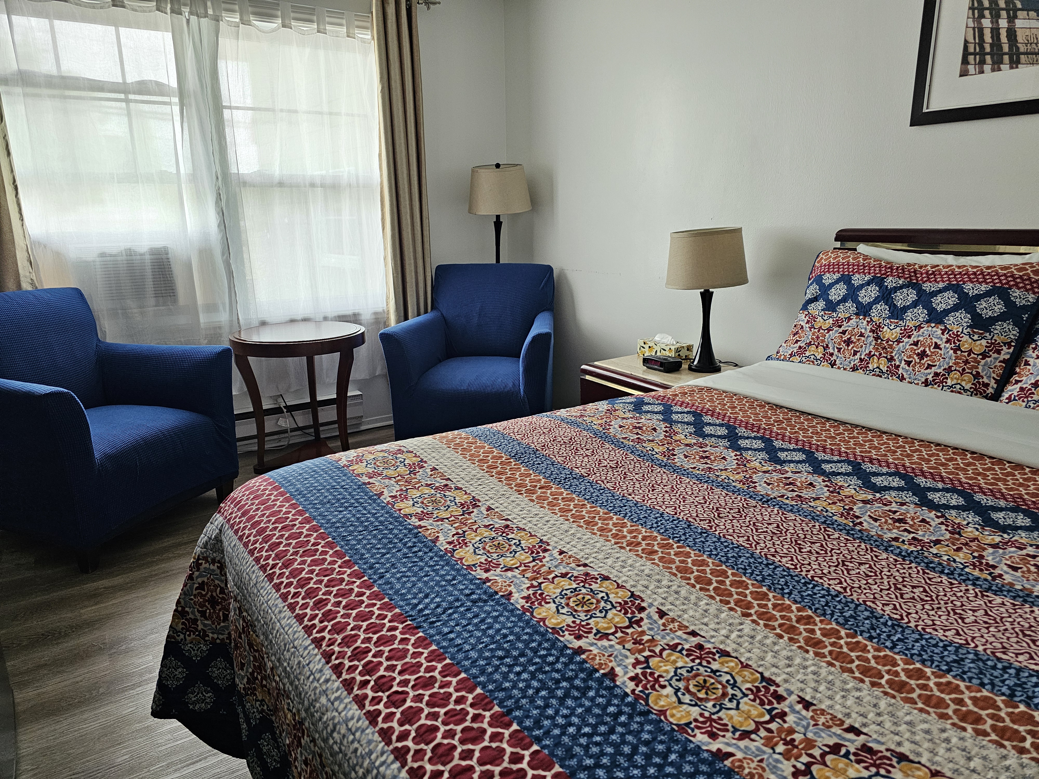 un lit queen size de motel de l'Outlet