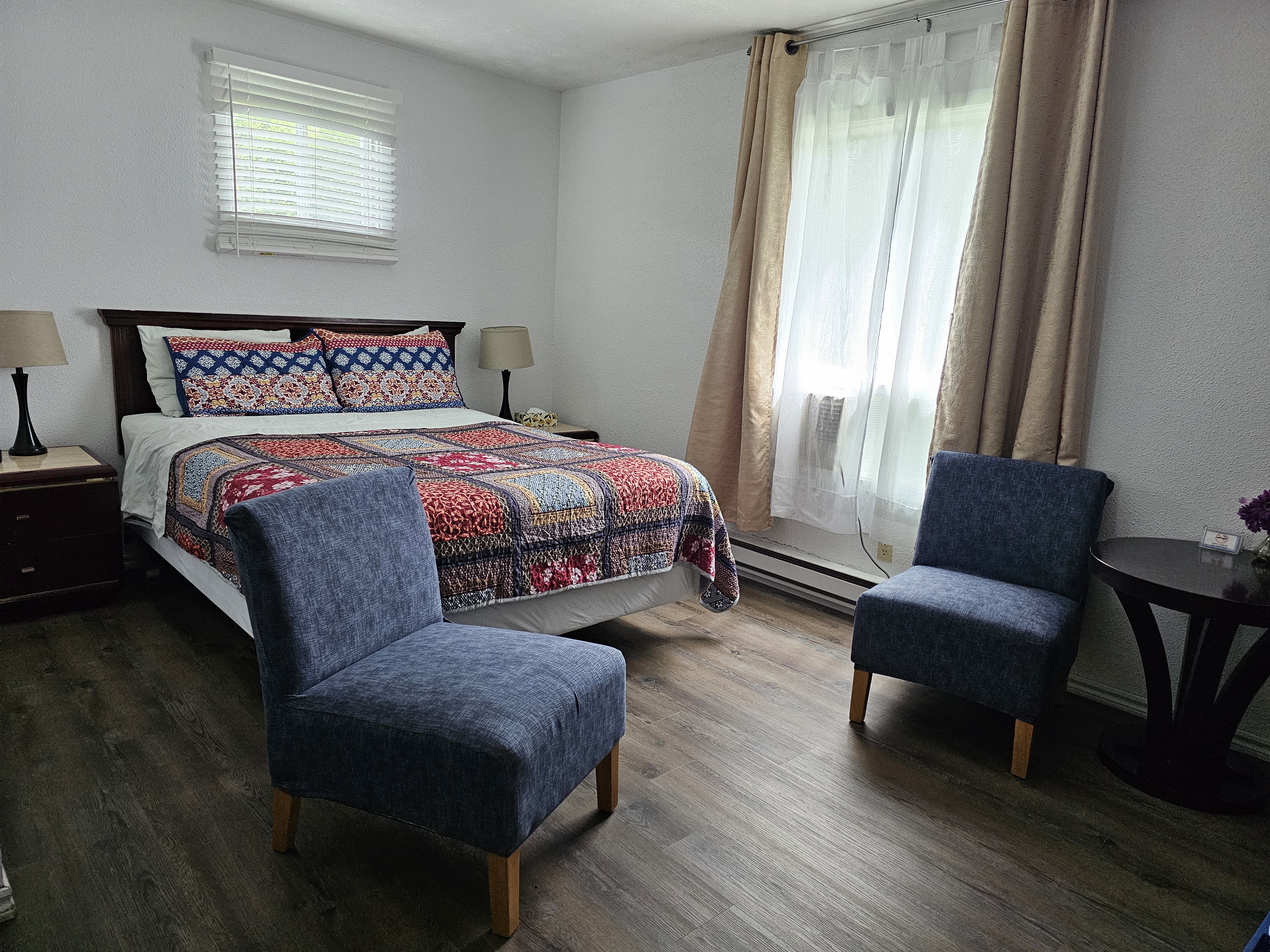 un lit queen size de motel de l'Outlet