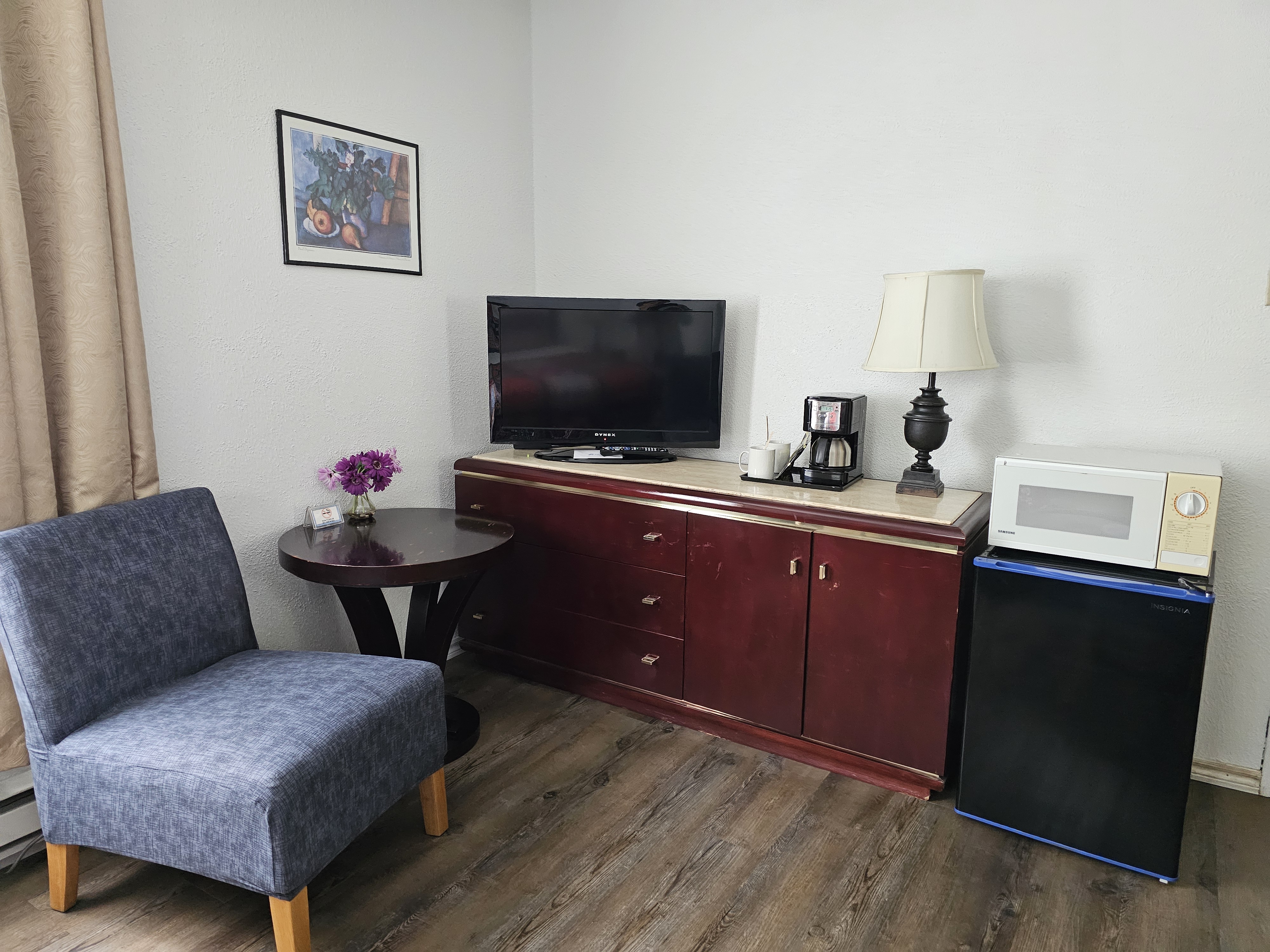 un lit queen size de motel de l'Outlet