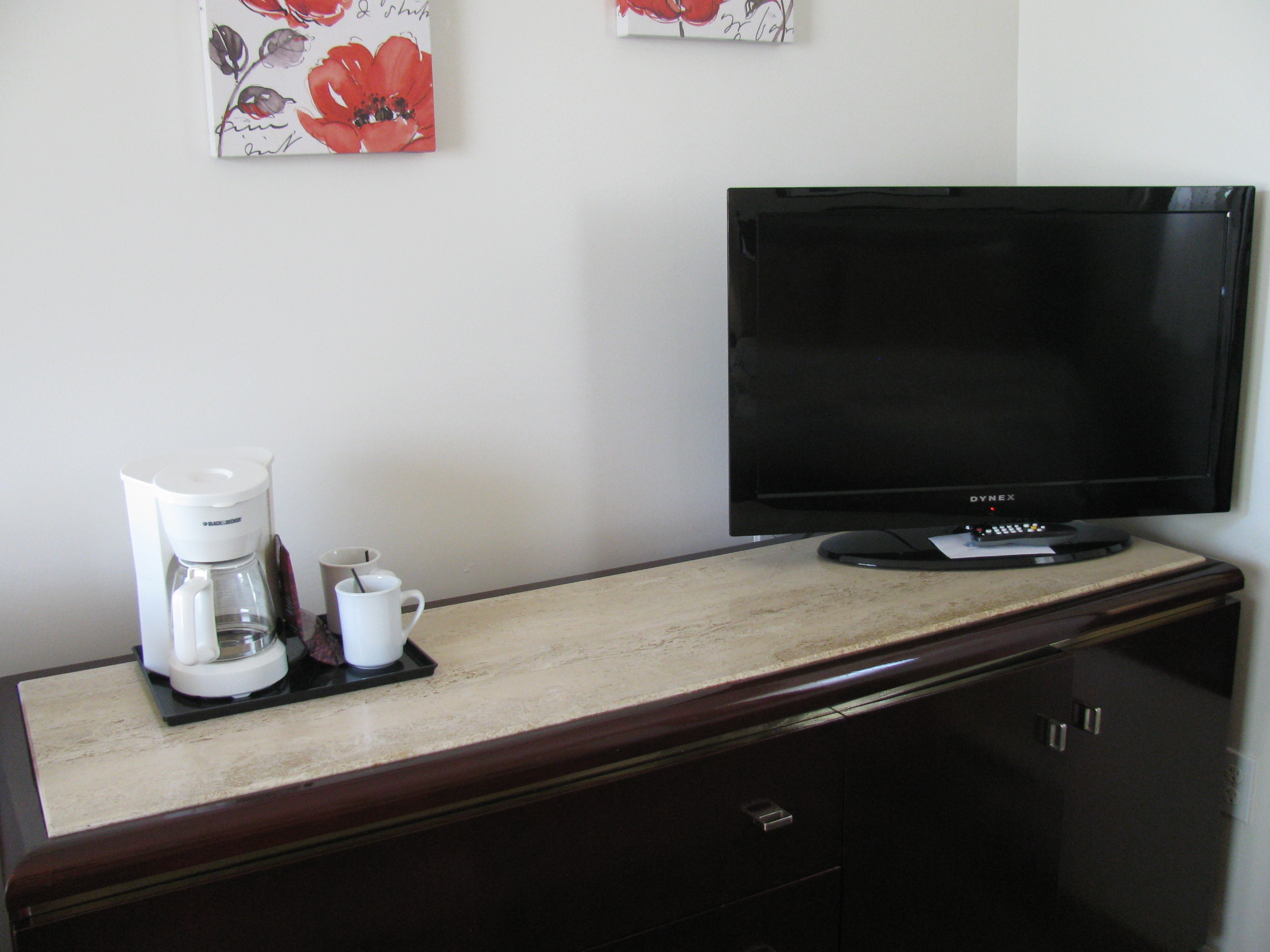 un lit queen size de motel de l'Outlet