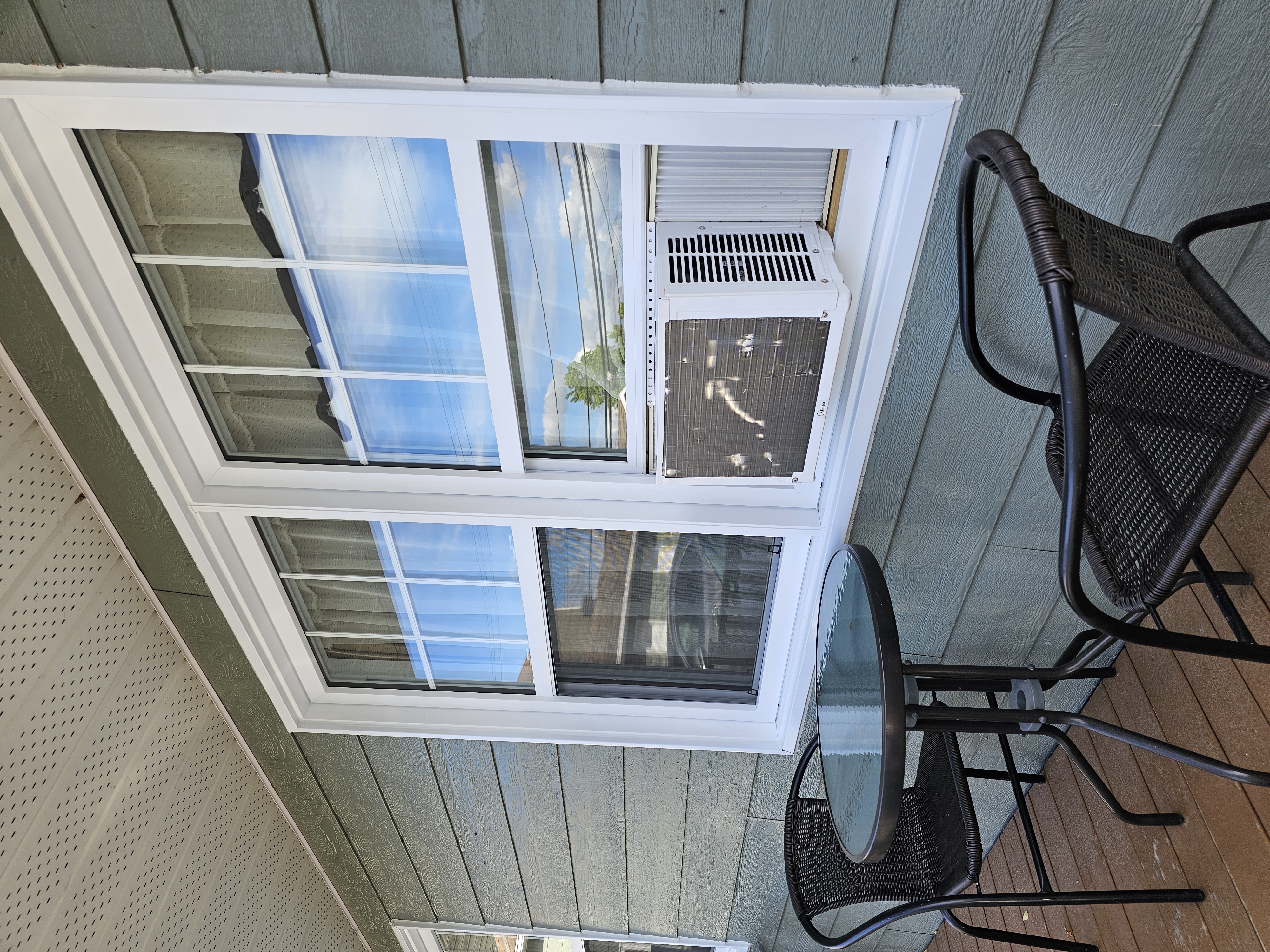 un lit queen size de motel de l'Outlet