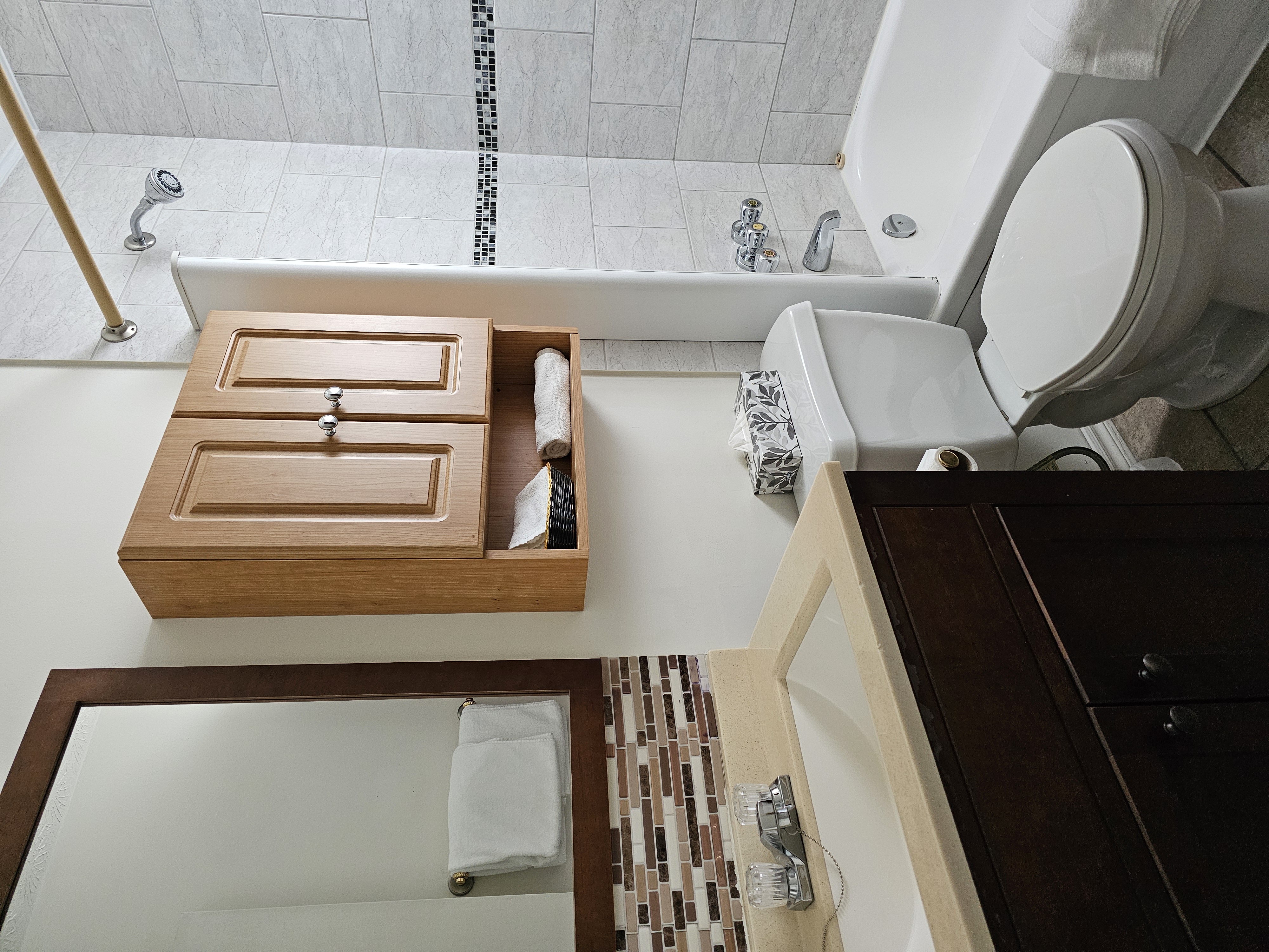 un lit queen size de motel de l'Outlet