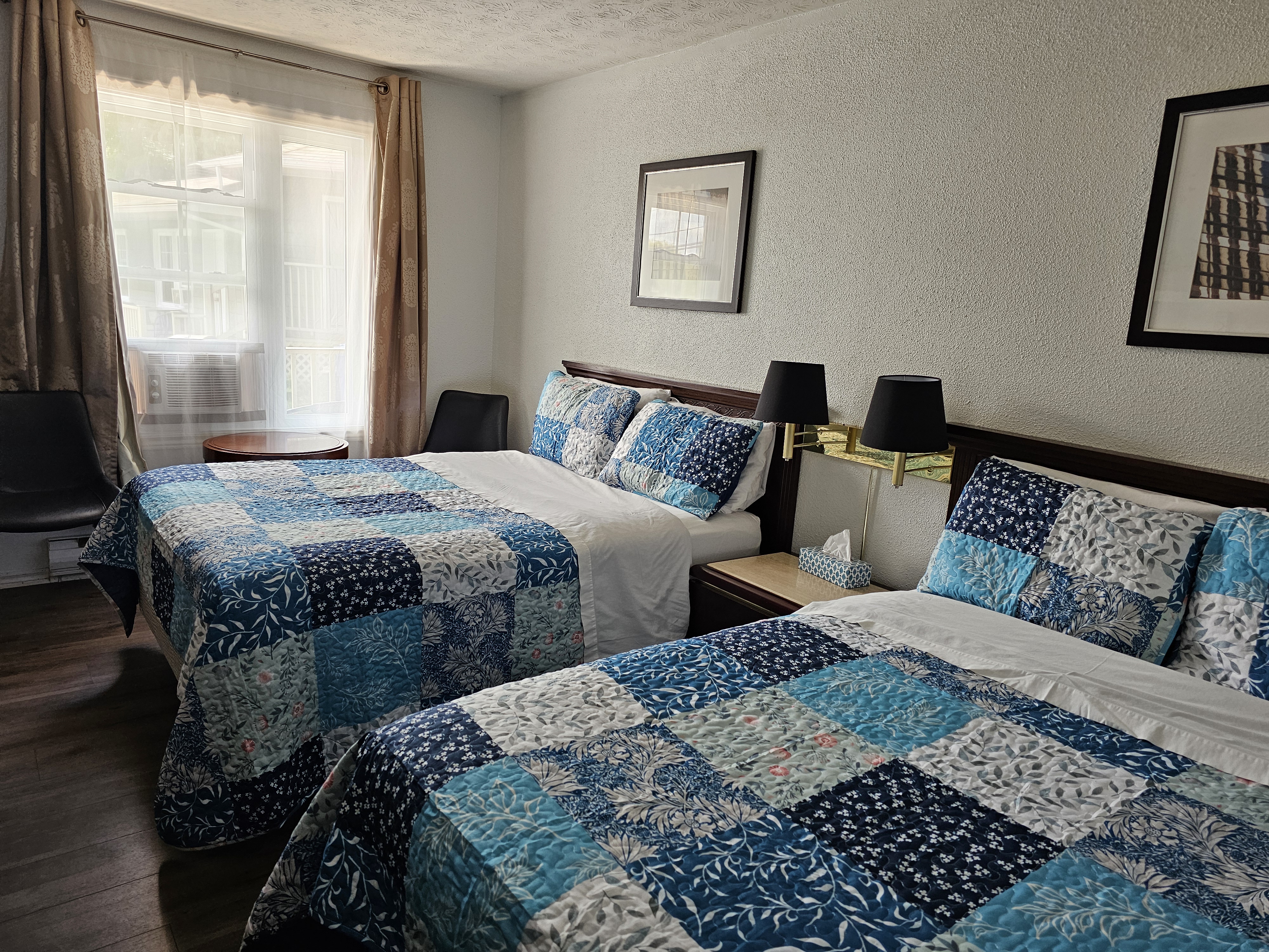 2 lits doubles de motel de l'Outlet